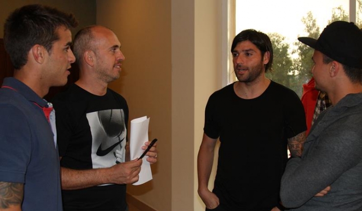 Dani Lopez (stânga) şi Pablo Brandan (dreapta), discută cu team-managerul Viitorului, Costin Mega (centru)