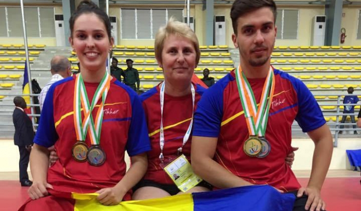 Alina Zaharia (stânga, alături de antrenoarea Elena Sebe și de Alexandru Manole) a adus României două medalii în concursul francofon de tenis de masă