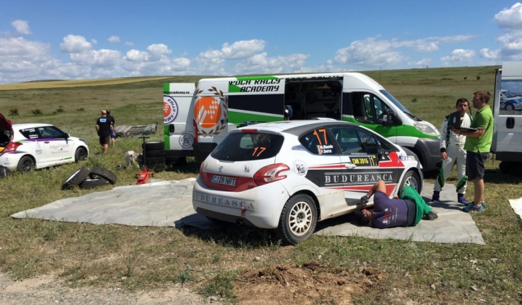 Echipajele participante la Raliul Deltei efectuează ultimele reglaje la mașinile de concurs