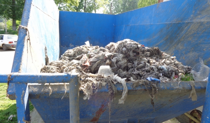 Reprezentanții RAJA spun că au găsit în canalizările din Medgidia cârpe, gunoaie și chiar resturi de animale