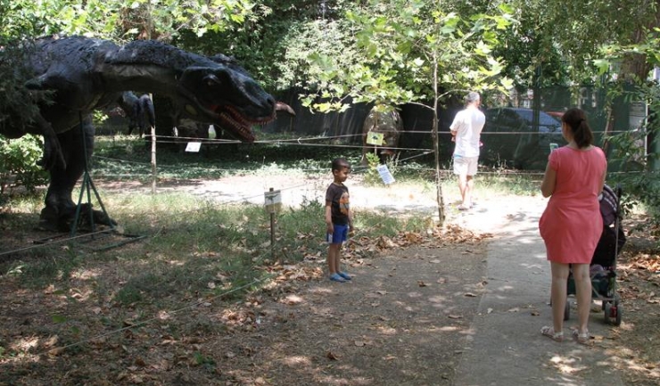 Expoziția de animale preistorice „Natura Dino Park“ poate fi vizitată zilnic, între orele 9.00 și 20.00