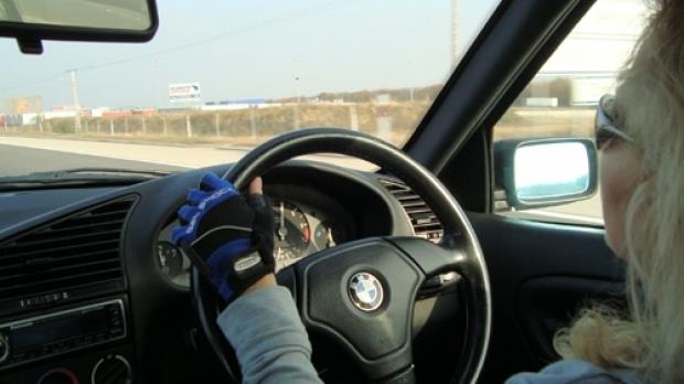 Șoferi care vor să circule în România cu maşini care au volanul pe dreapta ar urma, printre altele, să facă cel puțin 20 de ore suplimentare de condus şi să obţină permisul într-o ţară în care sensul de mers e reglementat pe partea stângă