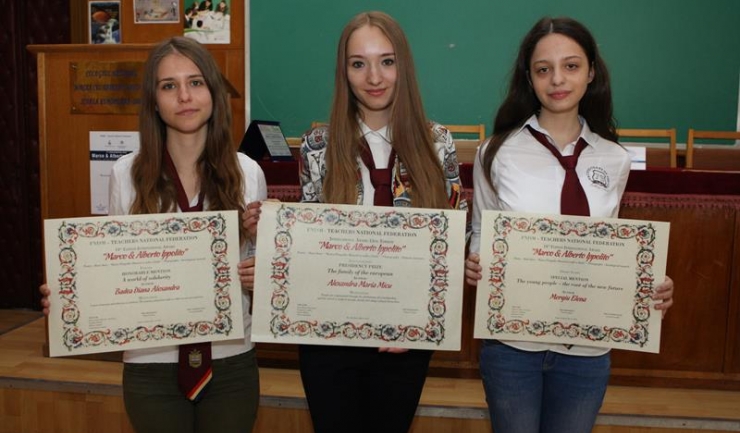 Cele trei eleve care au participat la finala din Italia Diana Alexandra Badea, Alexandra Maria Micu şi Elena Mergiu