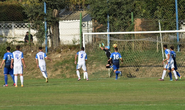 FC Farul Constanţa (în alb) a învins-o la scor pe Farul Tuzla