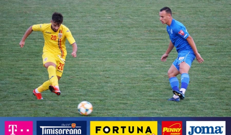 Andrei Ciobanu (România U21, în galben) şi Antonio Cruceru (echipament albastru) (sursa foto: www.frf.ro)