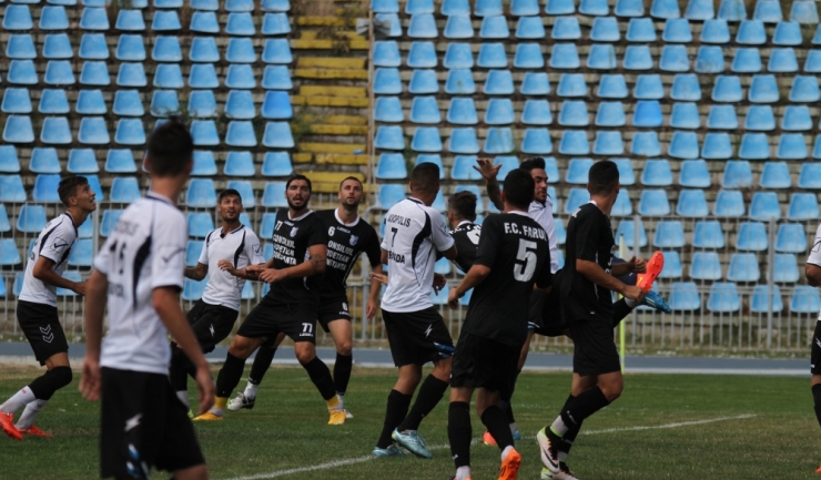 Jucătorii de la Axiopolis Cernavodă (echipament alb) vor debuta în Liga a 3-a peste mai puțin de trei săptămâni