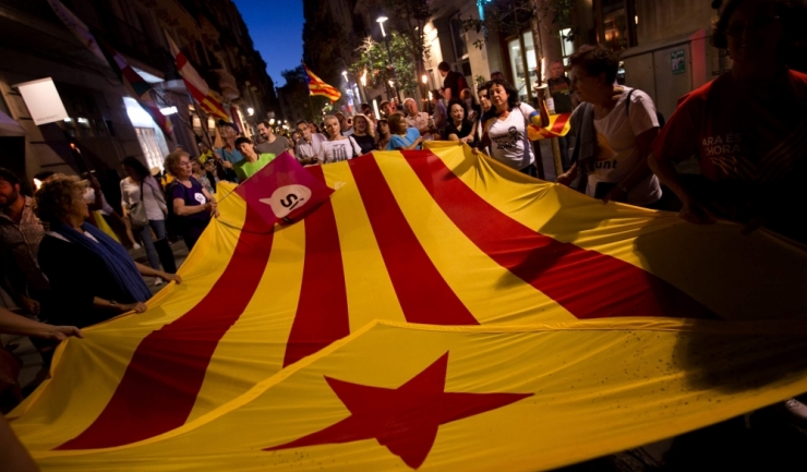 Mii de catalani au ieșit joi seara pe străzi pentru a protesta împotriva arestării liderilor separatiști