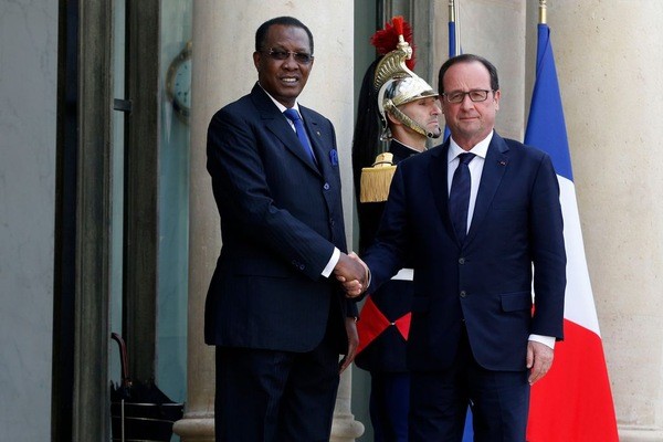 Idriss Deby,preşedintele Ciadului şi François Hollande, preşedintele Franţei