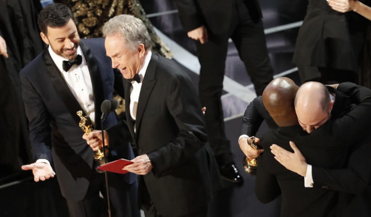 Warren Beatty şi Faye Dunaway vor prezenta din nou premiul Oscar pentru cel mai bun film, după ce, anul trecut, au comis gafa de a anunța greșit câştigătorul marelui trofeu