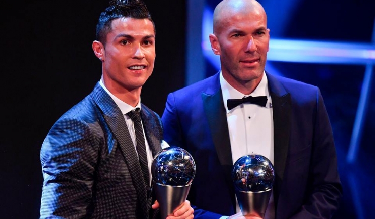 Cristiano Ronaldo a primit pentru al doilea an consecutiv trofeul FIFA The Best, iar Zinedine Zidane a fost desemnat antrenorul anului (sursa foto: Facebook UEFA Champions League)