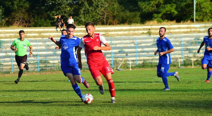 Mihai Zugravu (echipament roşu) a reuşit să înscrie primul gol în tricoul formaţiei Gloria Albeşti