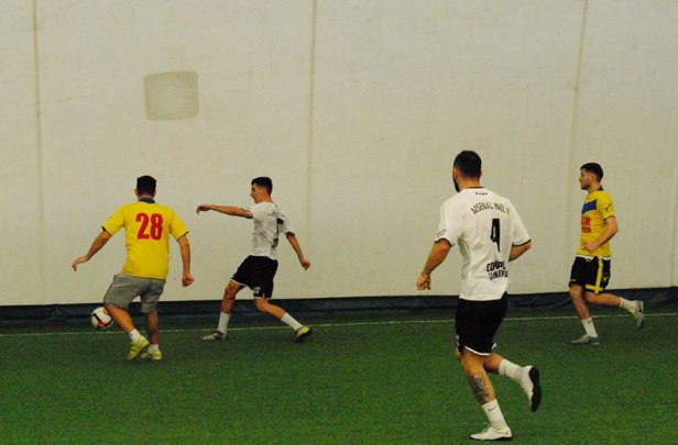 GSM Service şi Arsenal Inel II (alb-negru) au încheiat la egalitate, scor 1-1 (sursa foto: Campionatul de minifotbal Atletic Club)