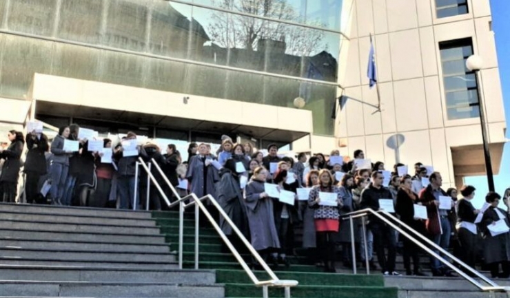 La Constanţa au fost aproximativ 100 de grefieri care au protestat pe scările Curţii de Apel ținând în mâini foi pe care era scris „protest spontan“