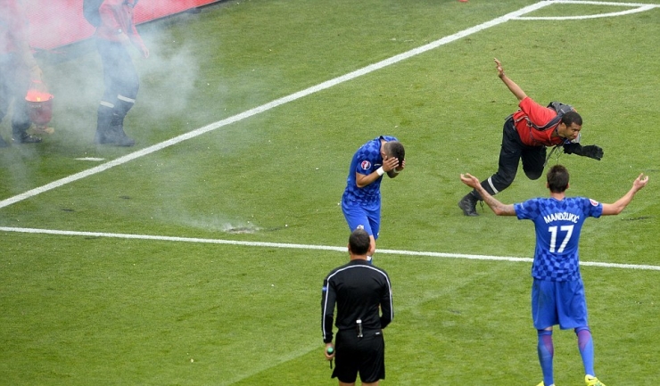 Fanii croați au aruncat cu petarde și în propriii jucători, care încercau să-i liniștească!