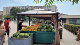 Piața volantă amenajată în Piața Ovidiu din Constanța rămâne deschisă în septembrie