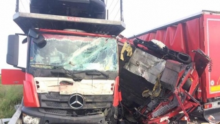 Accident cumplit cu cinci camioane! Un român a murit