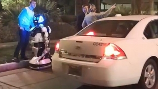 Accident din viitor! O mașină fără șofer a rănit un robot