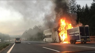 Autocar românesc, în flăcări, pe A21, în Austria! 30 de şoferi au procese verbale pentru că au filmat şi fotografiat incidentul