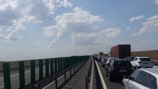 O mașină a luat foc pe autostrada A2 București-Constanța. Traficul rutier, restricționat