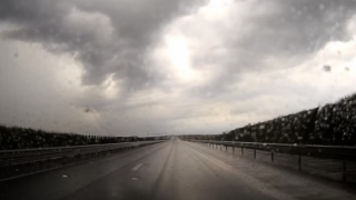 Plouă torențial pe autostrada A2 București-Constanța și pe autostrada A4 Ovidiu-Agigea