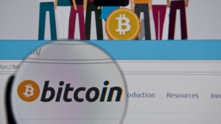 Bitcoin a depăşit valoarea de 7.000 de dolari