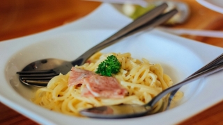 Infocons: O porție de paste carbonara la restaurant poate conține peste 20 grame de sare