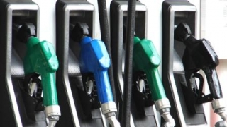 Consiliul Concurenţei va monitoriza preţul carburanţilor după eliminarea supraaccizei