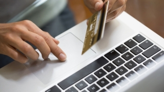 Valoarea totală procesată din tranzacțiile online cu cardul a crescut cu 55% în 2021 comparativ cu anul precedent