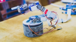 Mirciştii şi colegii lor de la „C. Sylva“, în cea mai importantă competiție de robotică din România