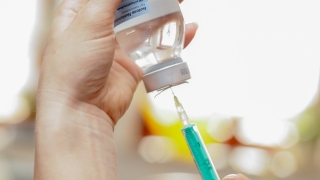 Compania Moderna începe ultima fază a testării vaccinului anti-COVID
