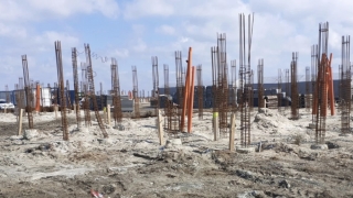 Amendă și oprirea construcției pentru beneficiarul investiției rezidențiale de pe plaja Corbu