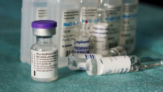 După a treia doză de vaccin, protecția împotriva COVID este de patru ori mai mare decât după două doze