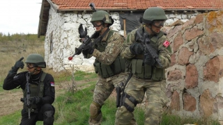 Turcia, gata să acționeze unilateral la frontiera cu Siria, împotriva SI
