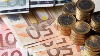 ​Analiştii CFA estimează deprecierea cursului la 4,84 lei/euro în 12 luni