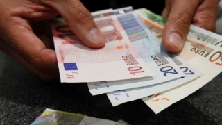 Euro scade și se apropie de nivelul de 4,73 lei