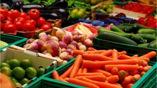 Loturi mari de legume şi fructe, care ridică suspiciuni, intră în ţară