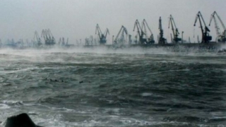 Mai multe zone au fost afectate de vremea nefavorabilă. Manevre suspendate în porturile Constanţa Nord, Constanţa Sud şi Midia