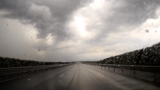 Centrul INFOTRAFIC: pericol de acvaplanare pe autostrada A2 Bucureşti-Constanţa, din cauza ploii torenţiale