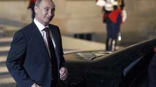 Vladimir Putin, baie de mulţime în Piaţa Roşie din Moscova