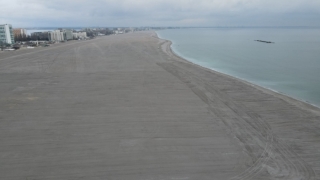 Zeci de sectoare de plajă riscă să rămână neamenajate