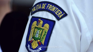 Mii de haine contrafăcute, confiscate de poliţiştii de frontieră, într-o mașină care venea din Turcia