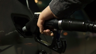 Benzina şi motorina s-au ieftinit în ultimele zile, dar se așteaptă noi fluctuații