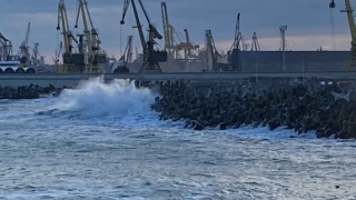 Toate porturile de la malul Mării Negre au fost închise, din cauza vântului puternic