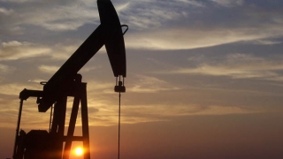 Prețul petrolului se apropie de vârful din martie, 130 de dolari/baril