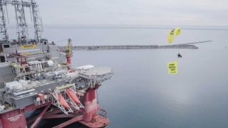 Protest Greenpeace la platforma de foraj Neptun Deep: „Aproximativ 46.000 de persoane ar putea muri prematur până la sfârșitul secolului"