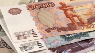 Rubla rusească scade cu 28%, în timp ce prețul țițeiului european se stabilizează la 100 de dolari