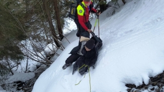 Un ucrainean, desculț și aproape înghețat, recuperat de salvamontiști din Munții Maramureșului