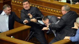 Mai mulţi deputaţi s-au luat la pumni în Parlamentul Ucrainei