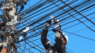 Constanța. Stâlpii de iluminat din Faleză Nord sunt curățați de rețelele aeriene de cabluri