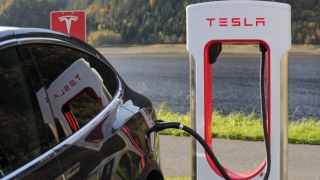 Vânzările de mașini electrice în Norvegia se apropie de 80% din total în 2022